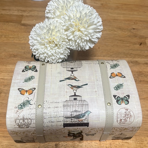 Vintage Style Paper Mache Storage Chest Metal Clasp 2011 Kathryn White Design - Picture 1 of 8